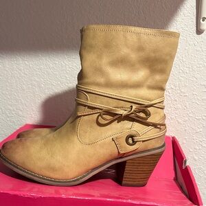 Shoe Dazzle Tan Heeled Boots